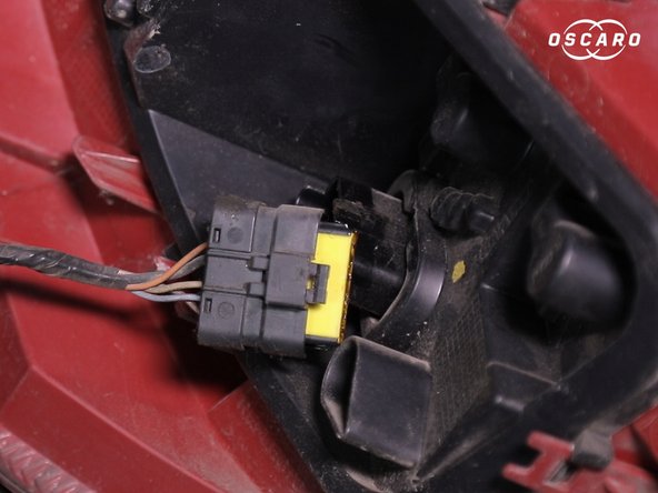 A l'aide d'un tournevis plat débrancher le connecteur placé derrière le feu