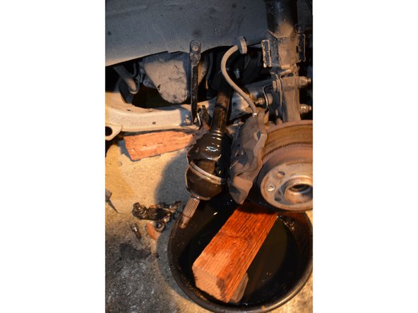 Remplissez le soufflet de cardan avec la graisse fournie dans le kit.