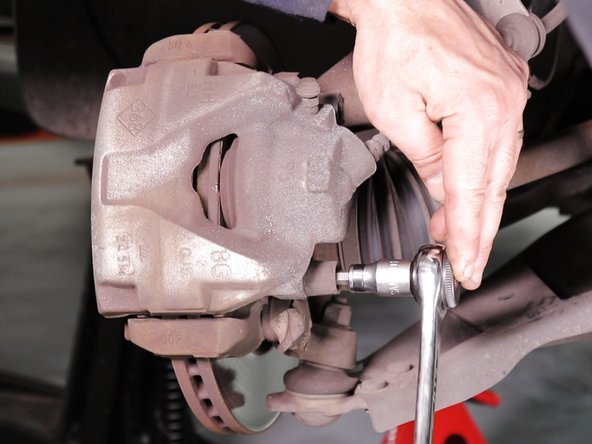 Dévisser les 2 colonnettes retenant l’étrier de frein avec la clé Allen de 7