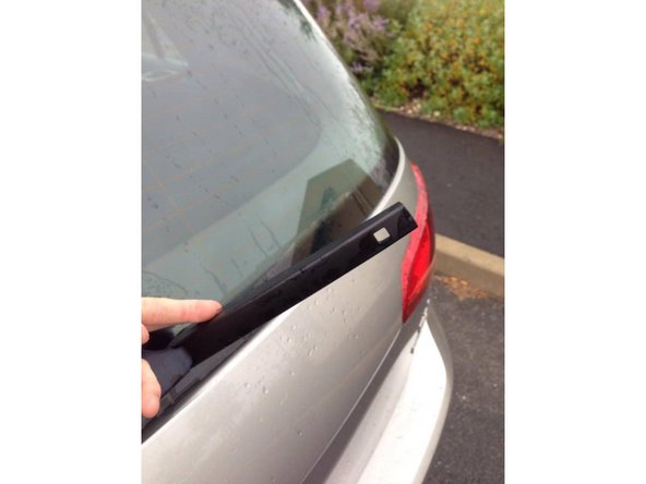 Appuyez fortement sur l'encoche qu'il y a dessus puis tirer vers vous, n'hésitez pas à forcer un peu dessus car avec le temps, saletés sont difficile à enlever.