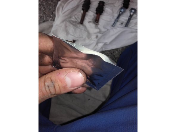 Nettoyer le logement avec un chiffon.