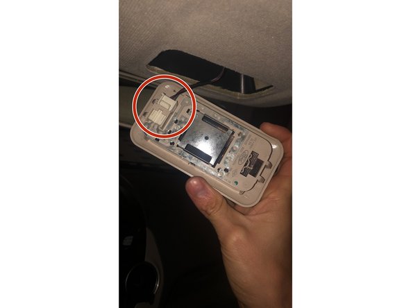 Refixer la cosse électrique sur le plafonnier