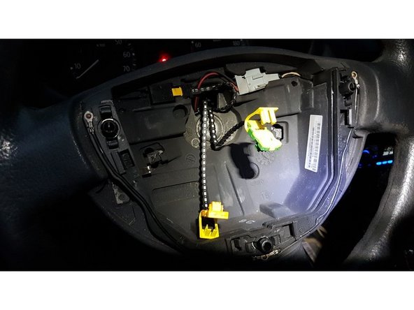 Pour les déclipser, il faut utiliser un petit tournevis.