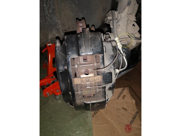 Le connecteur des témoins d'usure est situé sur le pivot. Déconnectez simplement les deux fiches. Celles-ci s'enlèvent sans forcer.