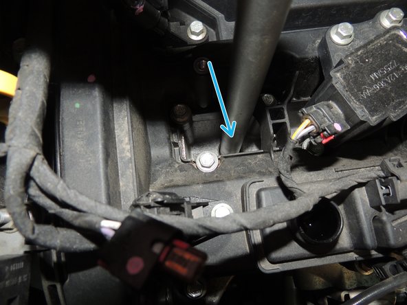 Démontage de la bougie avec une douille à bougie longue de 14 et d'un cliquet.