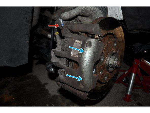 Remettre en place l'étrier de frein.