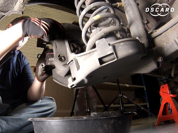 Reposer la chape d’étrier puis de l'étrier en serrant les deux vis