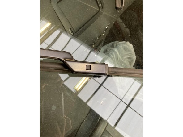 puis om remonte le cache essuis glasses et on met le capot