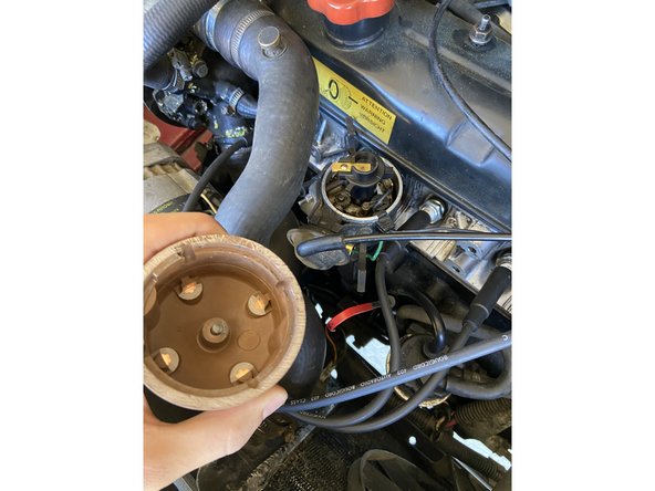 Remettre en place le rotor/doigt d'allumeur, ainsi que la tête de delco avec ses clips