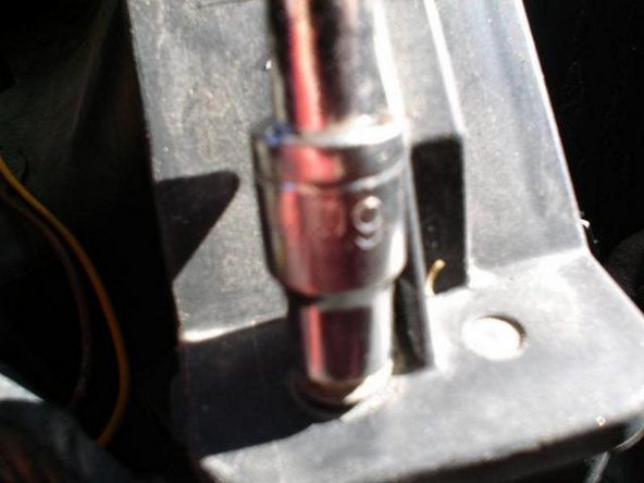 Dévisser la vis avec une clé de 6mm