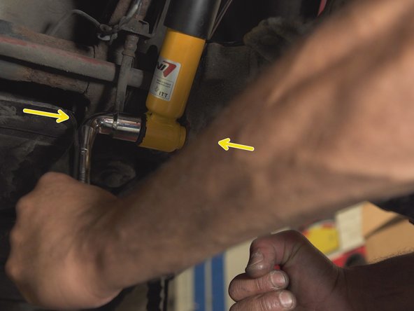 
Tighten the bottom bolt of the shock absorber with the keys of 21
