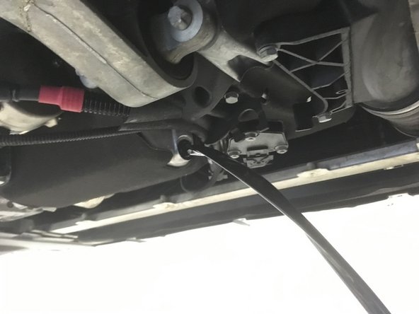 A l'aide de la clé plate de 17 deviser le bouchon de vidange