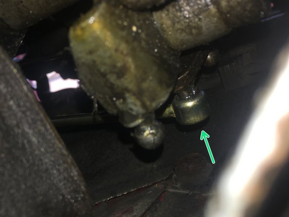 La grosse tête de la biellette se place côté levier de vitesse