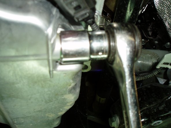 Revisser et serrer modérément le bouchon de vidange sur le carter.