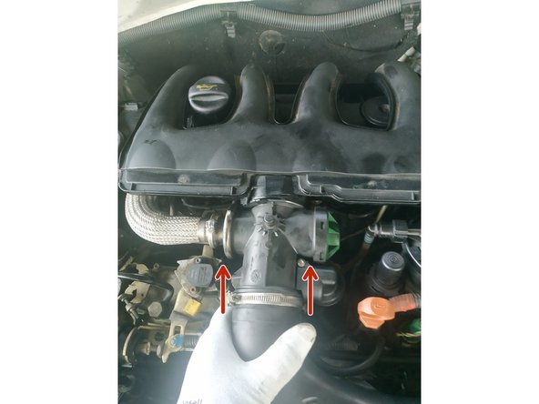 mettre en place la durite sur le répartiteur d'air et serrer le collier, clé de 7mm