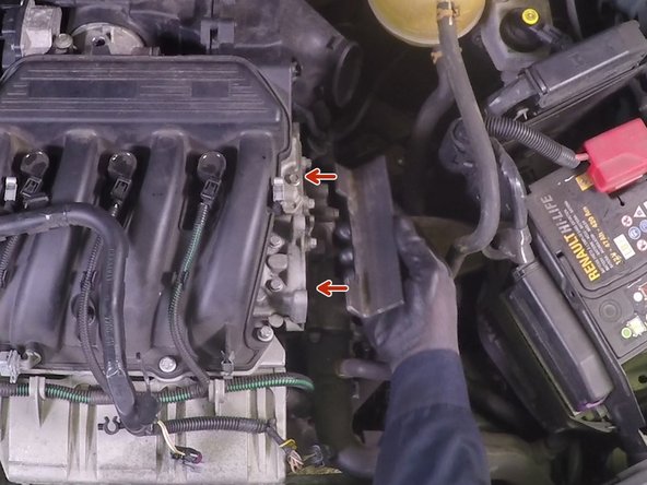 Placer l'outil de maintien des arbres à cames dans chacune des deux fentes qui doivent être horizontales