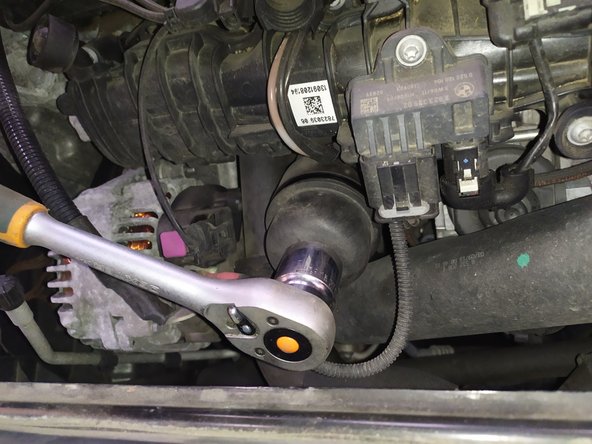 Dévisser la &quot;cloche&quot; (clef de 27)