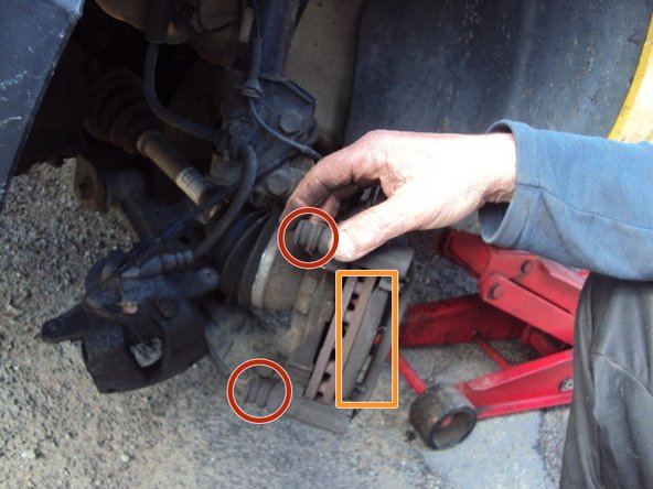 Enlevez aussi les plaquettes de freins.