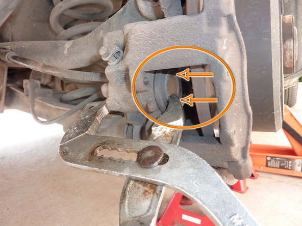 Déposer les deux plaquettes de frein. Si elles ont du mal à sortir, s'aider d'un tournevis à fente pour les repousser (repères verts).