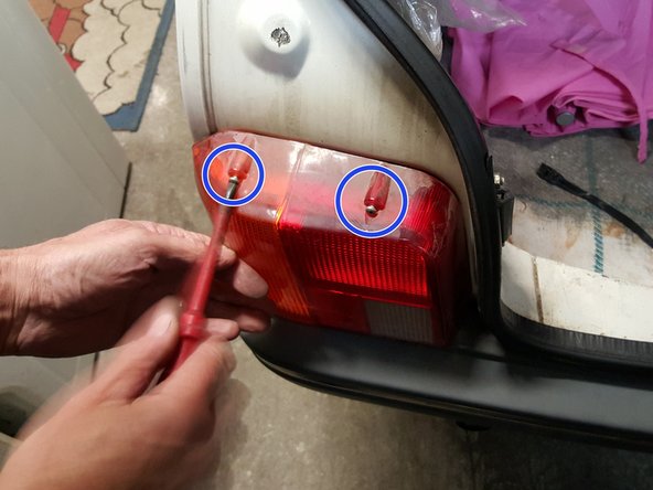 
Screw in the 2 screws
