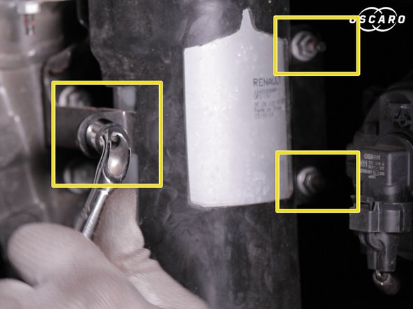 Dévisser et retirer  les trois écrous du support du filtre