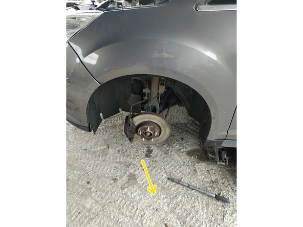 On aura débloqué les goujons au préalable, à moins d'utiliser une clé à choc comme c'est le cas ici.