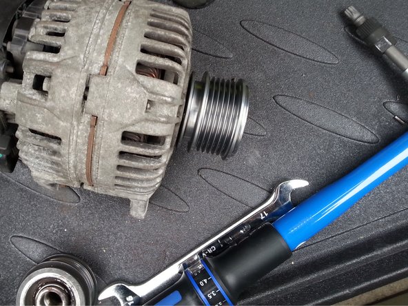 puis remettre le cache en plastique sur la poulie