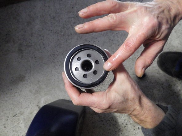 Mettre une fine pellicule d'huile neuve sur le joint du nouveau filtre à huile