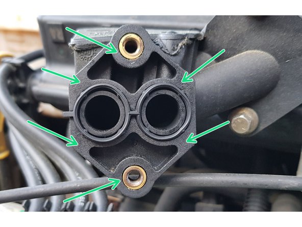 Avec du papier absorbant nettoyez le plan de contact du support de la vanne EGR