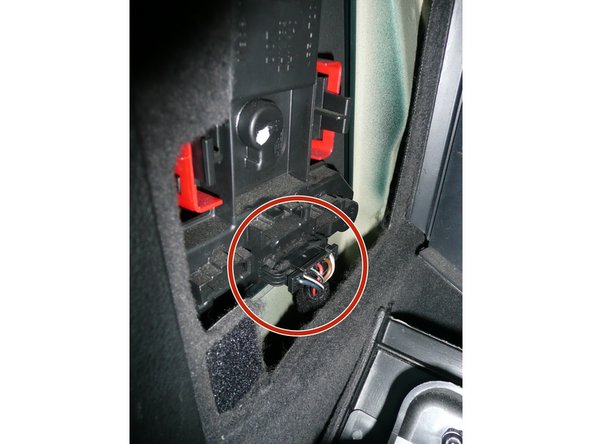 On débranche le connecteur en tirant dessus.