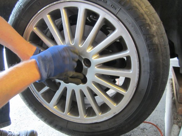 Rabaisser et retirer le cric ainsi que tous les cales et autres outils.