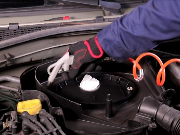 Effectuer un coup de soufflette afin de nettoyer toutes les impuretés dans la boite à air