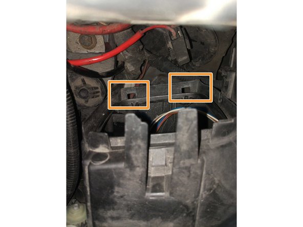 Afin de facilité l'insertion de l'ampoule dans son emplacement regarder l'ampoule depuis l'extérieur du feux.