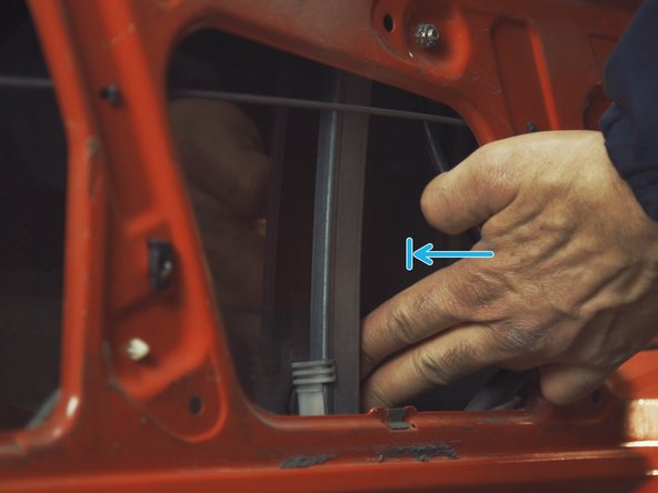 
At the same time, push the bottom of the window outwards to release it from its support
