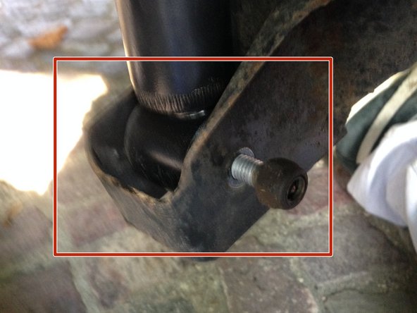 Repositionner fixation bas de l'amortisseur