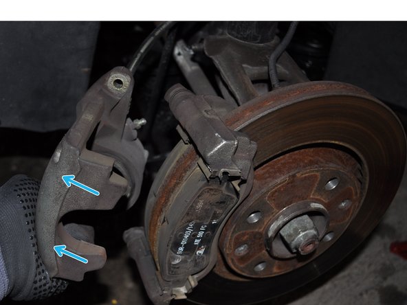 Retirer l'étrier de son support et le suspendre avec des sandows pour ne pas abîmer les durites.