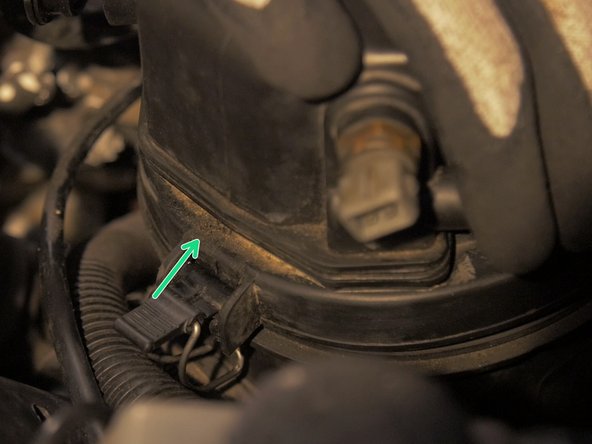 
Once the cover is correctly positioned, close the two clips of the air box.
