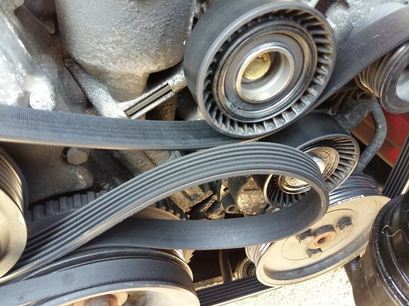 Détendre la courroie en tournant le galet tendeur dans le sens antihoraire à l'aide d'une clé Torx.