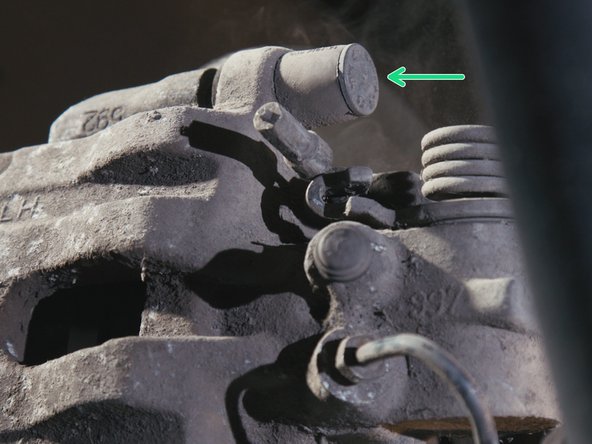 Replacer les deux caches des vis, en haut et en bas