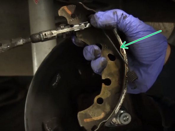 Retirer les deux ressorts du kit de frein