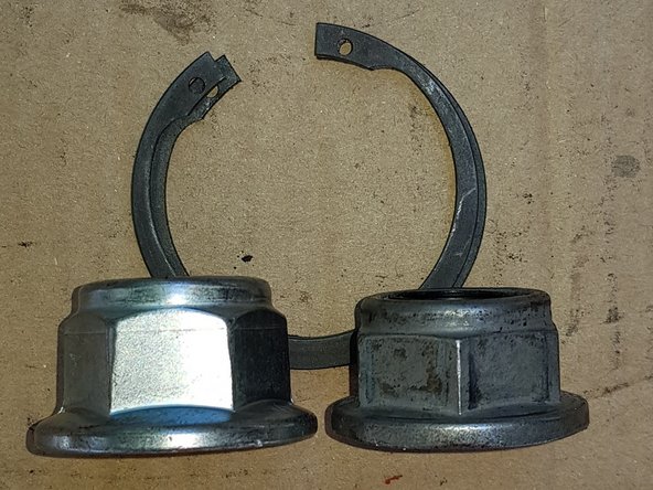 Vous remarquerez que l'écrou neuf ne laisse pas les 3 filets dépasser comme le faisait l'ancien.