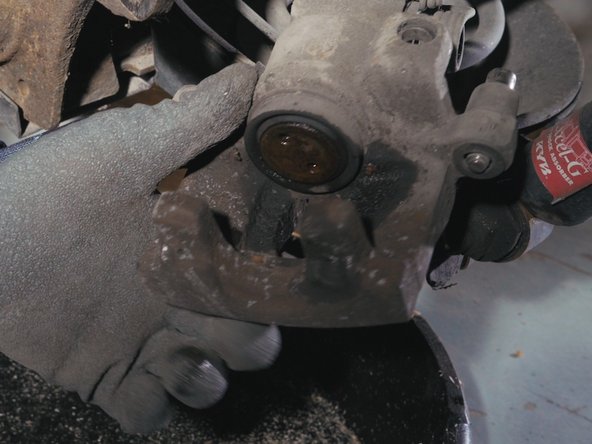 Retirer le support, le corps du repousse piston puis l'embout