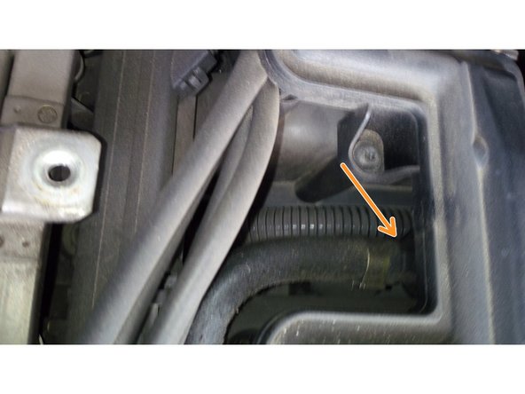 Dévisser le petit collier de serrage pour enlever la durite supérieur