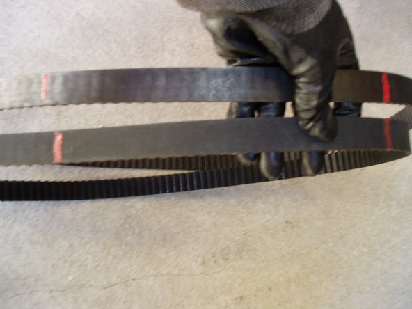 Reporter les 3 repères de l'ancienne courroie aux endroits strictement équivalent de la nouvelle courroie. Compter le nombre de dents entre les repères pour vérifier. Si la courroie à un sens (flèches sur la courroie), inscrire les repères dans le même sens que la courroie déposée.