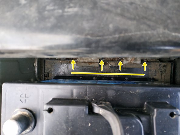 il va falloir rentrer le rebord de la batterie dans les deux ergots du bac de batterie