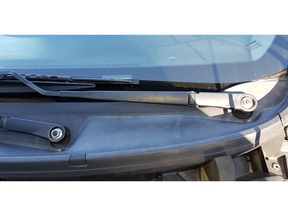 Avec un petit tournevis plat retirez les capuchons.