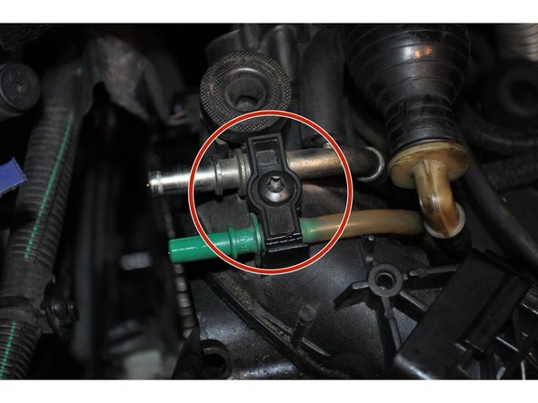 Dévisser la bride des durites sur le cache culbuteurs avec une clé torx T30