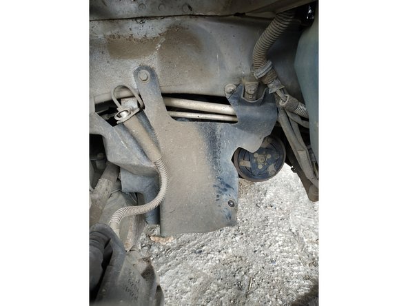 retirer la protection de passage de roue : il y a 3 clips à défaire et 2 vis, clé torx T30