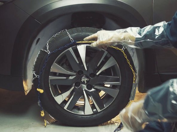 Décrocher la chaîne jaune de la chaîne bleue présentes sur le haut de la roue