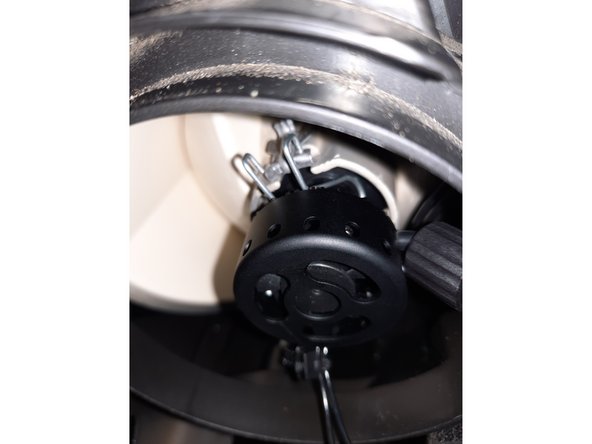 Remettez les tiges métalliques, pour fixer la bague.